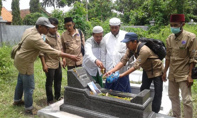 AJS bersama Wakil Ketua Tanfidziyah PCNU Sampang KH Mujahidin Abdul Rozaq saat tabur bunga di makam Alm Agus Surahman, mantan jurnalis Metro TV di Pemakaman Umum Madegan, Kelurahan Polagan, Kota Sampang, Minggu (9/2/2020) siang. (Ryan/MM).