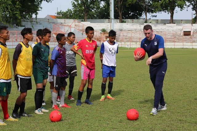 Pelatih Tranmere Rovers Gelar Coaching Clinic di Surabaya