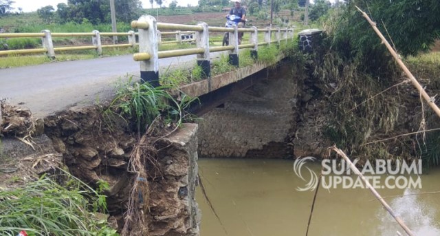 Jembatan Cibudah penghubung jalan kabupaten ruas Ciracap-Ujunggenteng, membuat cemas warga setelah adanya bagian dari jembatan yang ambrol dan retak akibat dihantam luapan Sungai Cikeong. | Sumber Foto:Ragil Gilang