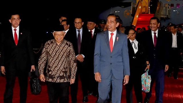 Presiden Joko Widodo berjalan bersama Wakil Presiden Ma'ruf Amin usai mendarat di Pangkalan TNI AU Halim Perdanakusuma, Jakarta, Senin (10/2). Foto: Rusman-Biro Pers Sekretariat Presiden