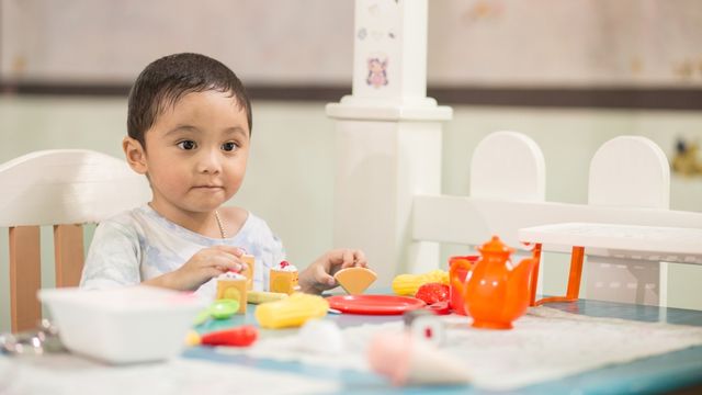 Moms, Ini Alasan Sebaiknya Tidak Beri Anak Banyak Mainan! Foto: Shutter Stock