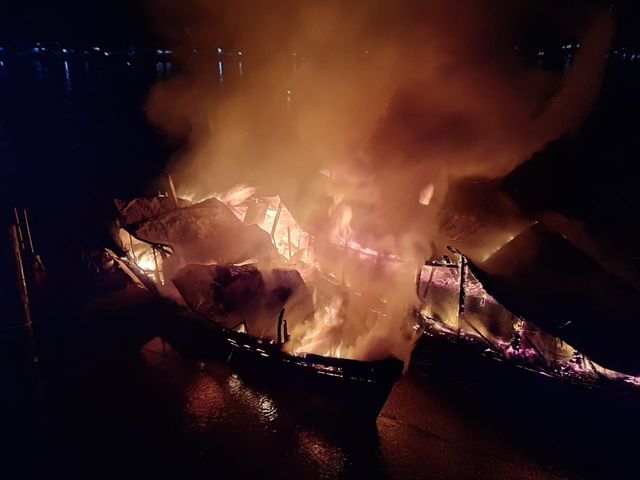 Kebakaran lanting dan motor air di Sungai Kapuas, Sungai Durian, Kelurahan Kapuas Kanan Hulu. Foto: Yusrizal/Hi!Pontianak