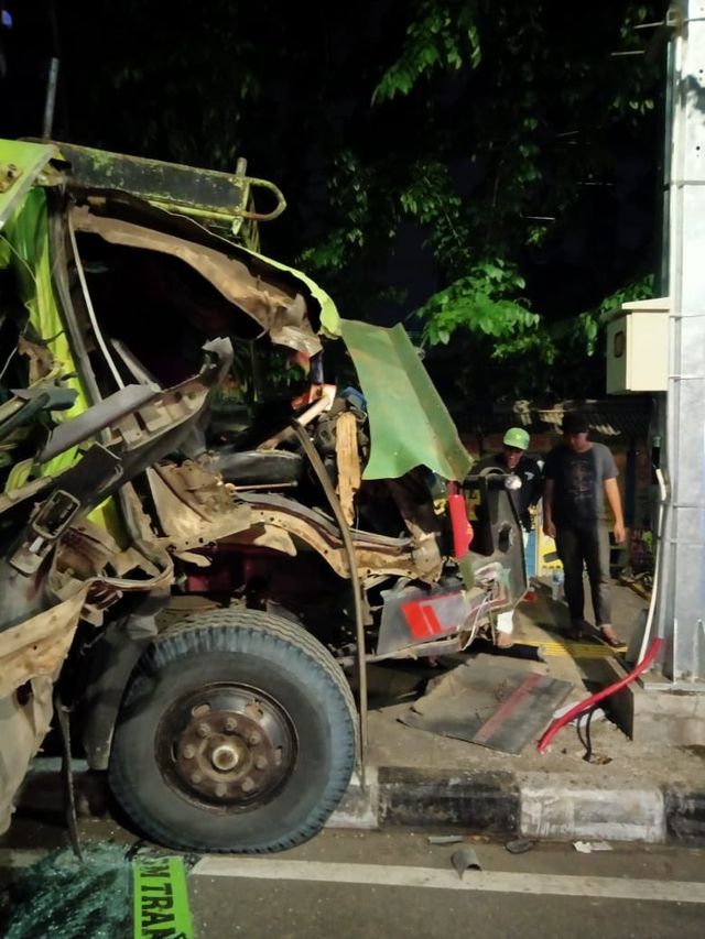 Kecelakaan truk di Rawamangun, Jaktim. Foto: NTMC Polda Metro