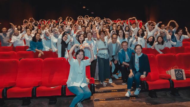 Penonton foto bersama usai pemutaran film ‘Semes7a’ bersama The Body Shop di XXI Plaza Senayan, Jumat (7/2). Foto: Dok. The Body Shop