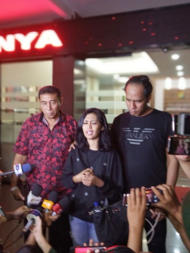 Karen Pooroe didampingi kuasa hukum Wemmy Amanupunyo sambangi Polres Jakarta Selatan, Senin (10/2). Foto: Giovanni/kumparan 
