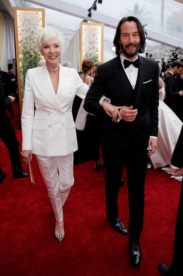 Keanu Reeves dan ibunya Patricia Taylor tiba menghadiri Oscar ke-92 Academy Awards di Hollywood, Los Angeles, California, Amerika Serikat. Foto: REUTERS/Mike Blake