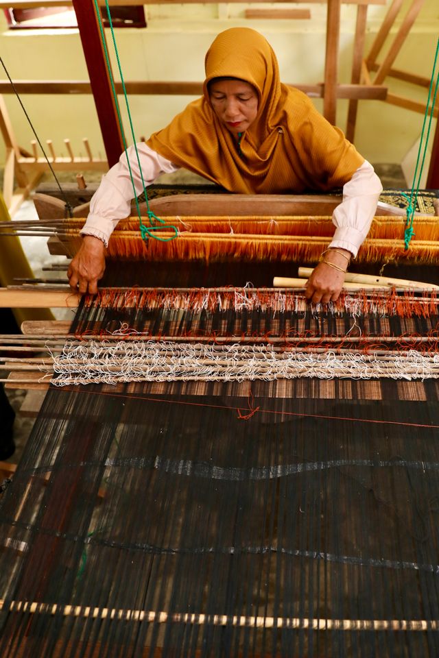 Menenun kain di Aceh. Foto: Suparta/acehkini 