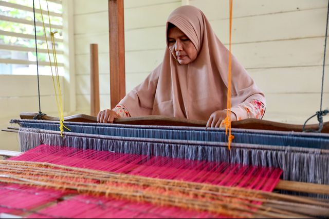 Perempuan Ahli Tenun, Penjaga Warisan Fashion Para Sultan Aceh (710569)