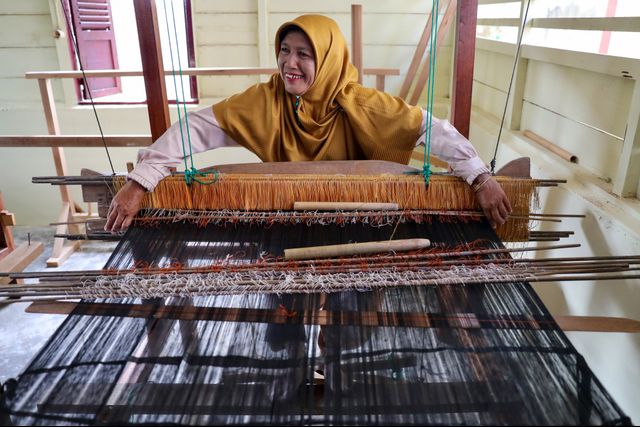 Perempuan Ahli Tenun, Penjaga Warisan Fashion Para Sultan Aceh (710570)