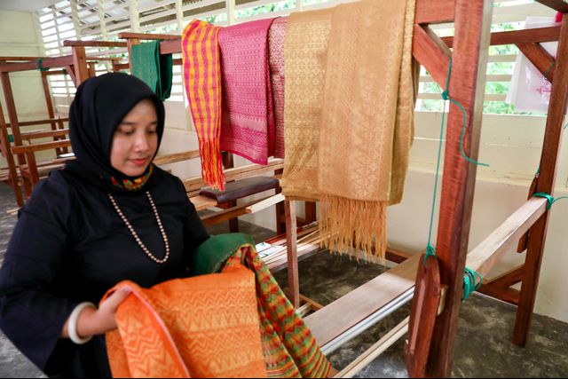 Perempuan Ahli Tenun, Penjaga Warisan Fashion Para Sultan Aceh (710571)