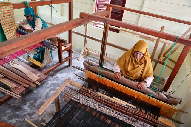 Perempuan Ahli Tenun, Penjaga Warisan Fashion Para Sultan Aceh (710574)