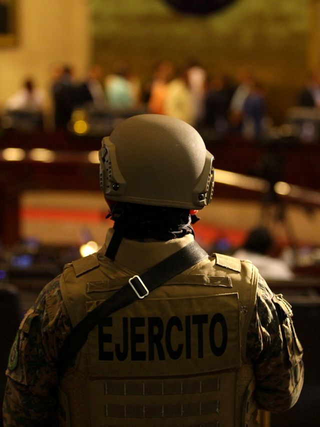 Personel tentara berjaga di dalam Kongres Nasional di San Salvador, El Salvador. Foto: REUTERS / Victor Pena