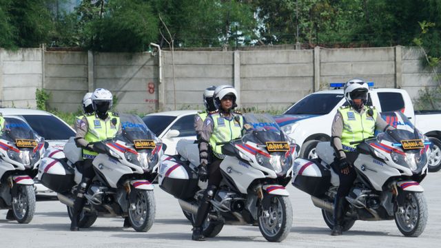 Anggota polisi unjuk kebolehan dalam mengendarai kendaraan motor di Indonesia Safety Driving Center (ISDC),  Serpong, Tangerang. Foto: Helmi Afandi Abdullah/kumparan