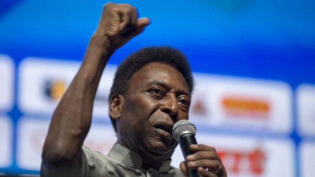 Bintang sepak bola Brasil Edson Arantes do Nascimento alias Pele saat pembukaan Kejuaraan Sepak Bola Carioca 2018 di Brasil, pada 15 Januari 2018. Foto: AFP/MAURO PIMENTEL