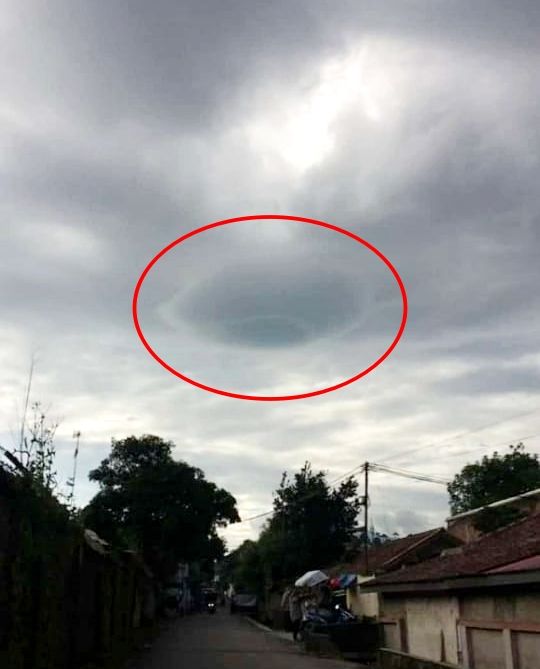 Awan aneh mirip UFO di Bandung. Foto: Rachmadi Rasyad/kumparan