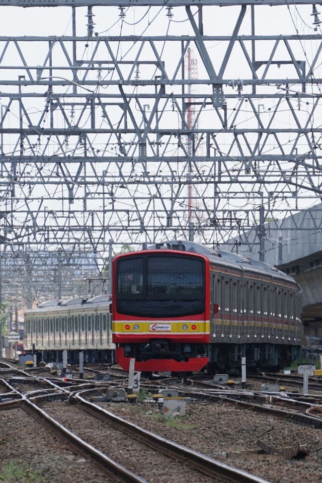 Commuter Line Jakarta. Sumber: Kumparan.