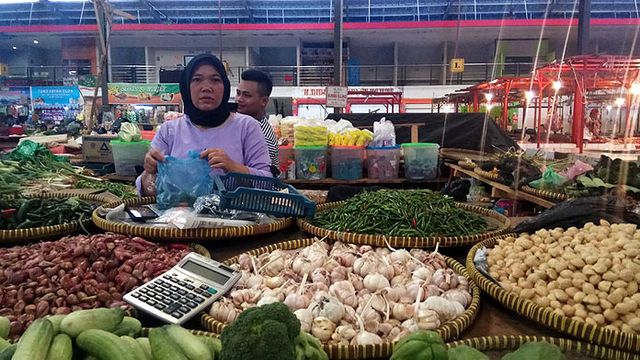 Pedagang sayuran menunggu konsumen di Pasar Baru Kuningan. (Andri Yanto)