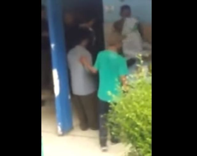 Suasana saat keluarga pasien menangis di selasar RSUD Abdul Moeloek di video viral | Foto: Ist.