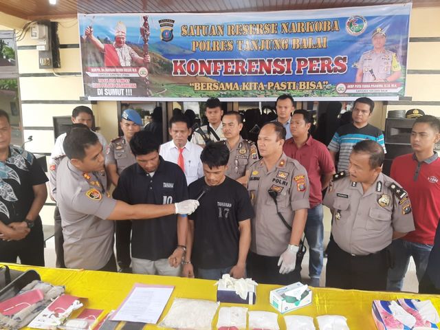 Polres Tanjungbalai paparkan penangkapan dua TKI Ilegal yang membawa 2 Kg sabu. Foto: Istimewa