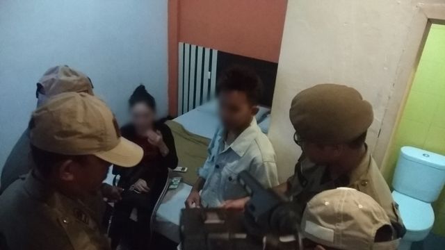 Pasangan mesuk di hotel yang terciduk Satpol PP Banjarmasin saat operasi pekat, Selasa (11/2/2020). M Syahbani/banjarhits.iid