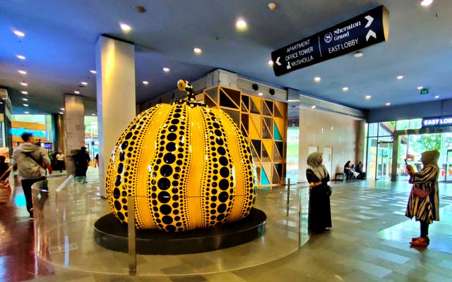 Pengunjung Mal Gandaria City berfoto selfie di depan Great Gigantic Pumpkin karya Yayoi Kusama Foto: Helinsa Rasputri/kumparan