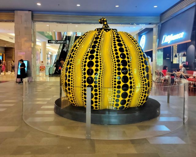 Karya Yayoi Kusama bertajuk 'Great Gigantic Pumpkin' yang bisa kamu temukan di lobby mal Gandaria City Foto: Helinsa Rasputri/kumparan