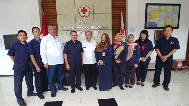 Sekjen Palang Merah Indonesia (PMI) Sudirman Said (keempat kiri) foto bersama usai rapat koordinasi kesiapsiagaan PMI di Markas PMI Jawa Tengah.  Foto: Dok. PMI