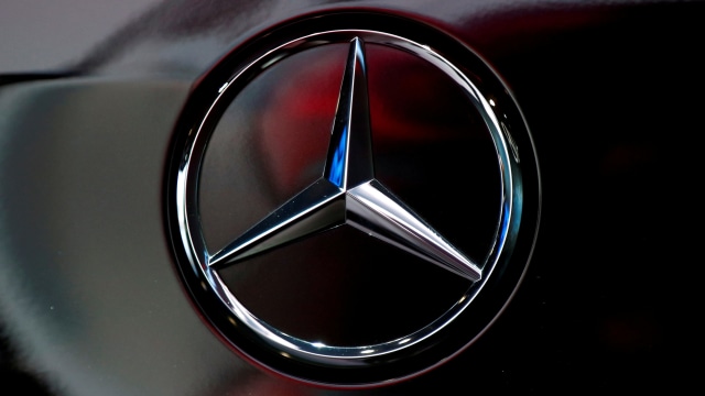 Ilustrasi logo Mercedes-Benz. Foto: REUTERS / Francois Lenoir