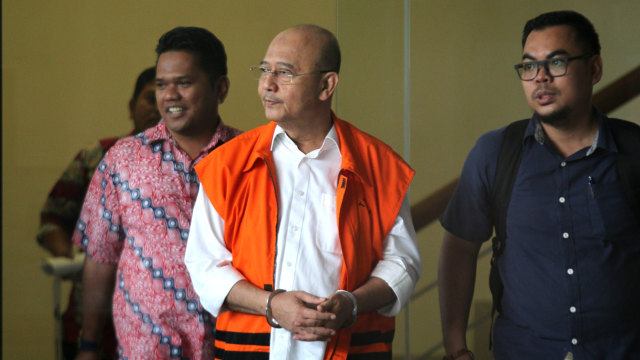 Wali Kota Medan nonaktif, Tengku Dzulmi Eldin (tengah), usai diperiksa di Gedung KPK, Jakarta, Selasa (11/2).  Foto: Nugroho Sejati/kumparan