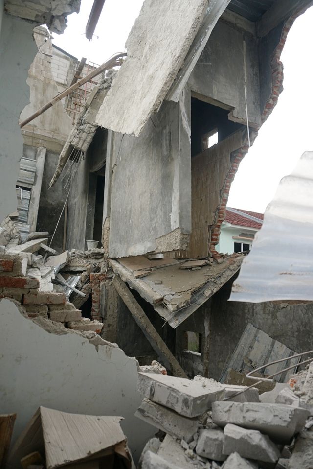 Kondisi bangunan tiga lantai yang roboh di kawasan Pisangan, Matraman, Jakarta Timur, Selasa (2/11). Foto: Iqbal Firdaus/kumparan