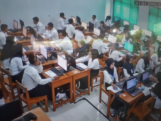 Peserta yang mengikuti tes SKD CPNS di SMPN 1 Sampang terpantau dengan CCTV. (Ryan/MM). 