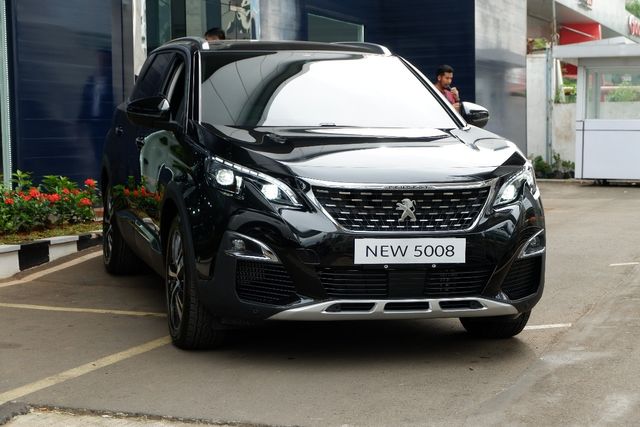 Pertarungan Duo SUV Eropa, Mercedes-Benz GLB 200 vs Peugeot 5008 (110500)