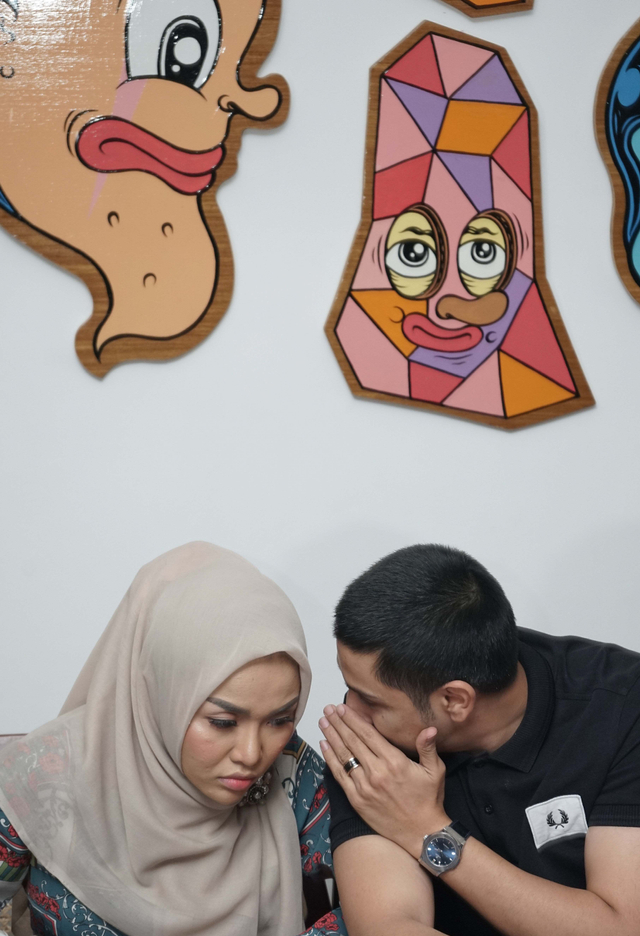 Pengusaha Medina Zein bersama suaminya Lukman Azhari saat memberi keterangan dikawasan Kebayoran Baru, Jakarta, Selasa, (11/2/2020). Foto: Dok. Ronny