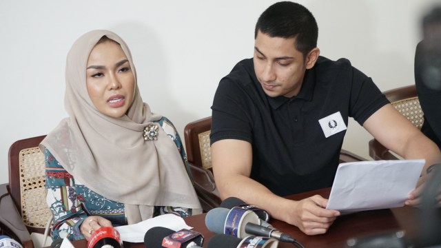 Pengusaha Medina Zein bersama suaminya Lukman Azhari saat memberi keterangan dikawasan Kebayoran Baru, Jakarta, Selasa, (11/2/2020). Foto: Dok. Ronny