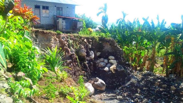 Sebuah rumah berdekatan dengan tirisan tebing hasil kerukan eksavator di area galian C Kelurahan Dokiri, Kecamatan Tidore Selatan, Kota Tidore Kepulauan. Foto: Nurkholis Lamaau/cermat