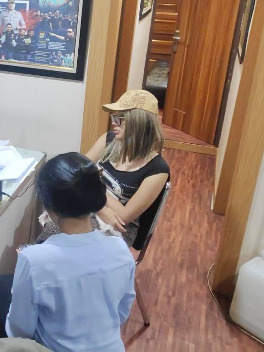 Lucinta Luna saat menjalani pemeriksaan di kantor polisi. Foto: Dok. Istimewa