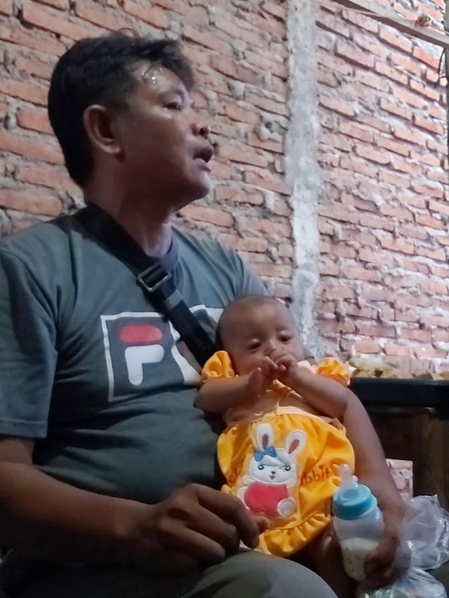 Nurul Mukminin, sopir angkot di Semarang bersama bayinya. Foto: Afiati Tsalitsati/Kumparan