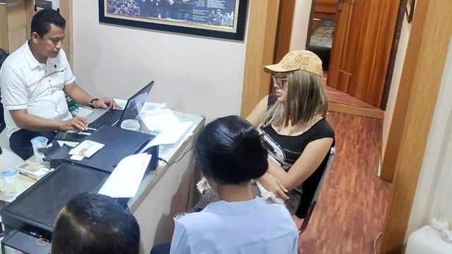 Foto: Gaya Lucinta Luna saat Ditangkap Polisi (211)