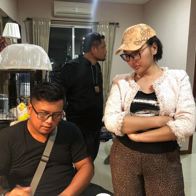 Lucinta Luna saat diamankan polisi, di Apartemen Thamrin City, Jakarta, Selasa (11/2). Foto: Dok. Istimewa