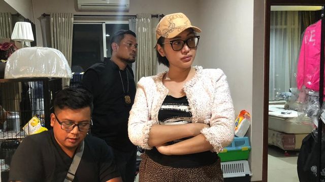 Lucinta Luna saat ditangkap polisi, di Apartemen Thamrin City, Jakarta, Selasa (11/2). Foto: Dok. Istimewa
