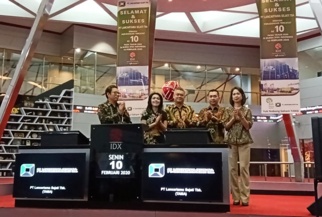 Seremoni pencatatan saham PT Lancartama Sejati Tbk di Main Hall Bursa Efek Indonesia, Senin (10/02). Foto: Vina Anggita