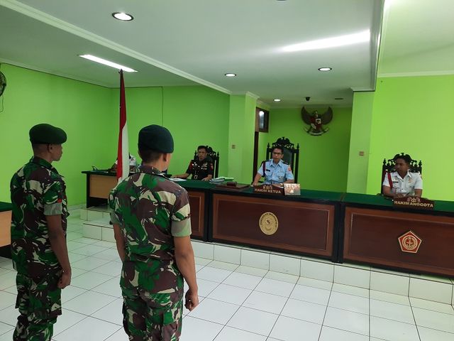 Persidangan dua dari tiga anggota TNI yang terbukti menjual amunisi kepada kelompok kriminal bersenjata. (BumiPapua.com/Liza Indriyani)  
