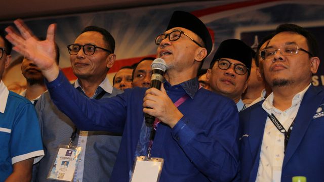 Ketua Umum PAN terpilih Zulkifli Hasan menyampaikan pidato kemenangan usai perhitungan suara hasil Kongres V PAN, Kendari, Sulawesi Tenggara, Selasa (11/2). Foto: ANTARA FOTO/Jojon