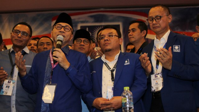 Ketua Umum PAN terpilih Zulkifli Hasan menyampaikan pidato kemenangan usai perhitungan suara hasil Kongres V PAN, Kendari, Sulawesi Tenggara, Selasa (11/2). Foto: ANTARA FOTO/Jojon
