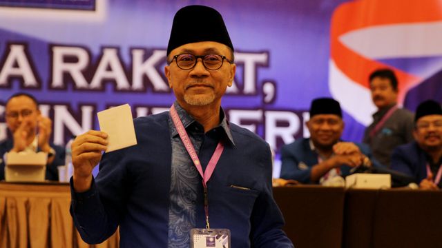 Ketua Umum PAN Zulkifli Hasan memberikan hak suaranya saat pemilihan Ketua Umum periode 2020-2025, Kendari, Sulawesi Tenggara, Selasa (11/2/2020). Foto: ANTARA FOTO/Jojon