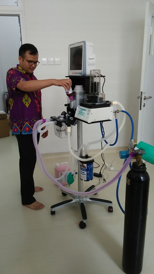 Mesin anestesi dan ventilator yang dihibahkan kepada Rumah Sakit Hewan FKH Unsyiah. Foto: Husaini/acehkini
