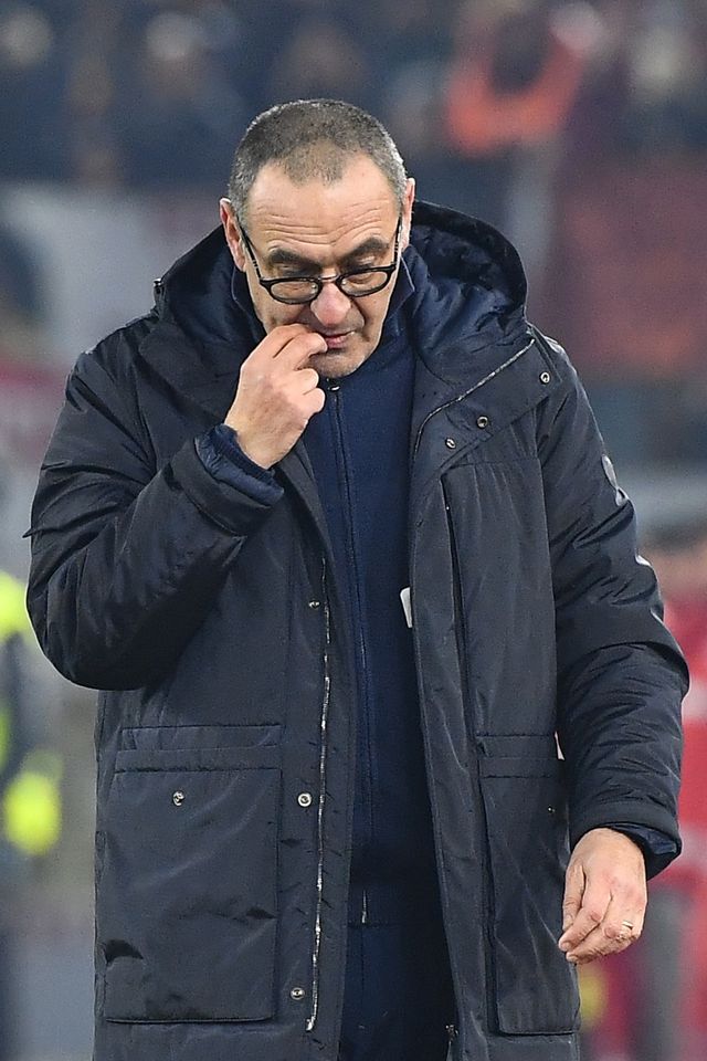 Maurizio Sarri mengunyah puntung rokok. Foto: AFP/Tiziana Fabi
