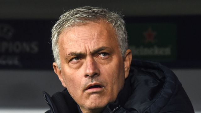 Jose Mourinho menyinggung soal keputusan dicabutnya sanksi untuk Manchester City. Foto: AFP/Christof Stache