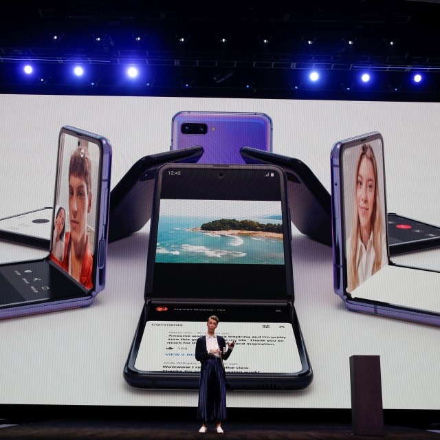 Rebecca Hirst, Head of Product Marketing Samsung UK, memperkenalkan Galaxy Z Flip. Foto: Reuters/Stephen Lam