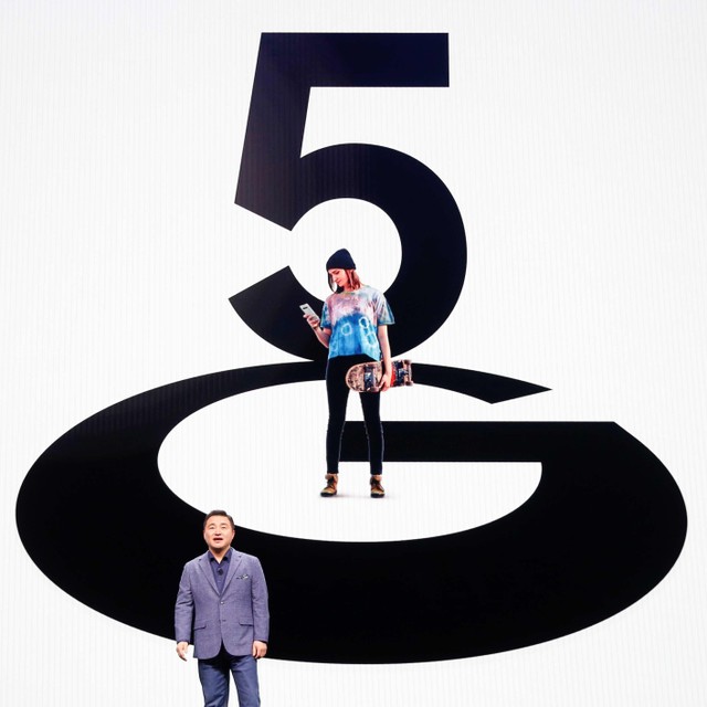 TM Roh, President & Head of Mobile Communications Business Samsung, menjelaskan sejumlah produk Samsung siap mendukung jaringan 5G. Foto: Reuters/Stephen Lam